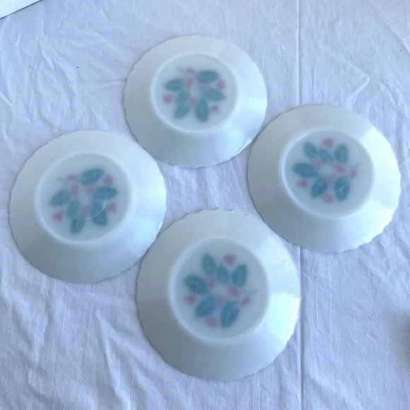 Termocrisa White Milkglass 4 Holly Dessert Plates - Picture 3 of 6